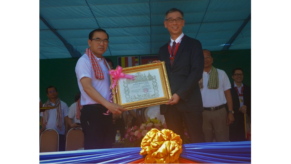 八木信行教授が、2019年度カンボジア王国友好勲章(Royal Order of Sahametrei, Commander class)を受賞しました